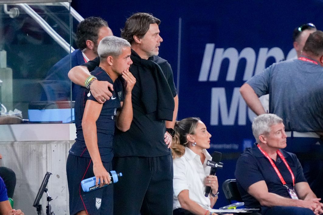 Mauricio Pochettino has a few words of encouragement for Cavan Sullivan (Photo by Robin Alam/ISI Photos/ISI Photos via Getty Images)