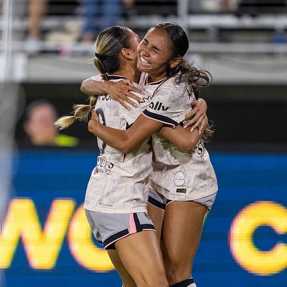 Alyssa and Gisele Thompson make NWSL history