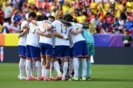 The USMNT huddles up on the pitch during a match