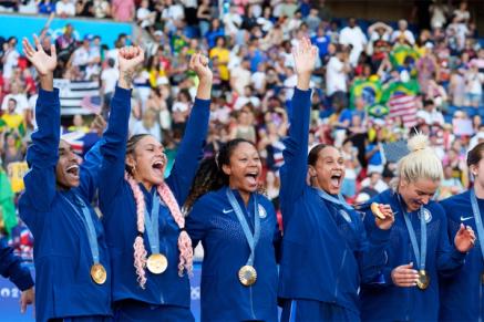 The USWNT celebrates its gold medal