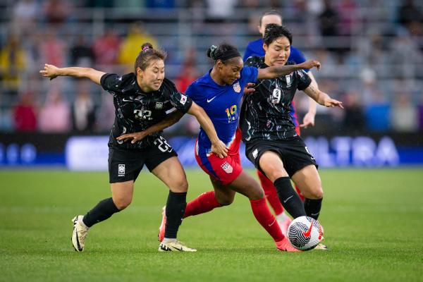 Crystal Dunn defending